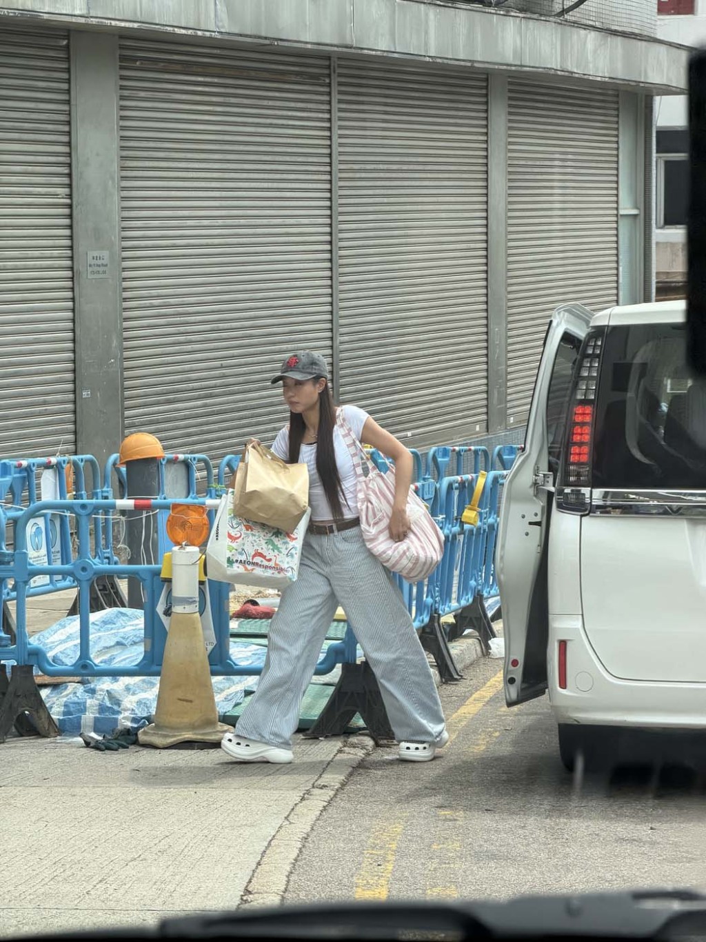 現場所見,芯駖右手拎着LV手袋,左肩孭住一個大袋,另左手又拎着兩袋粉絲送贈的禮物,合共四個袋,東姑都替她吃力! 現場所見,芯駖右手拎着LV手袋,左肩孭住一個大袋,另左手又拎着兩袋粉絲送贈的禮物,合共四個袋,東姑都替她吃力!