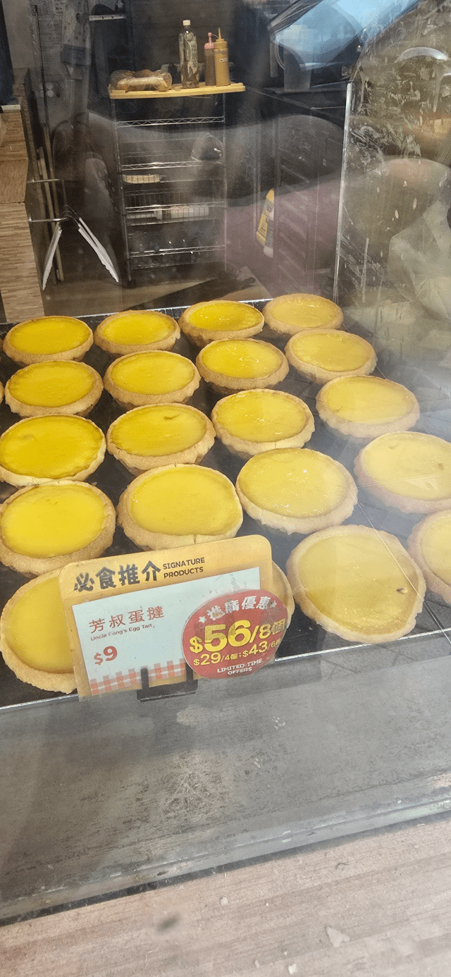 除了經典的蛋糕和麵包外，該店新鮮出爐的港式麵包西餅亦獲不少熟客喜愛。 