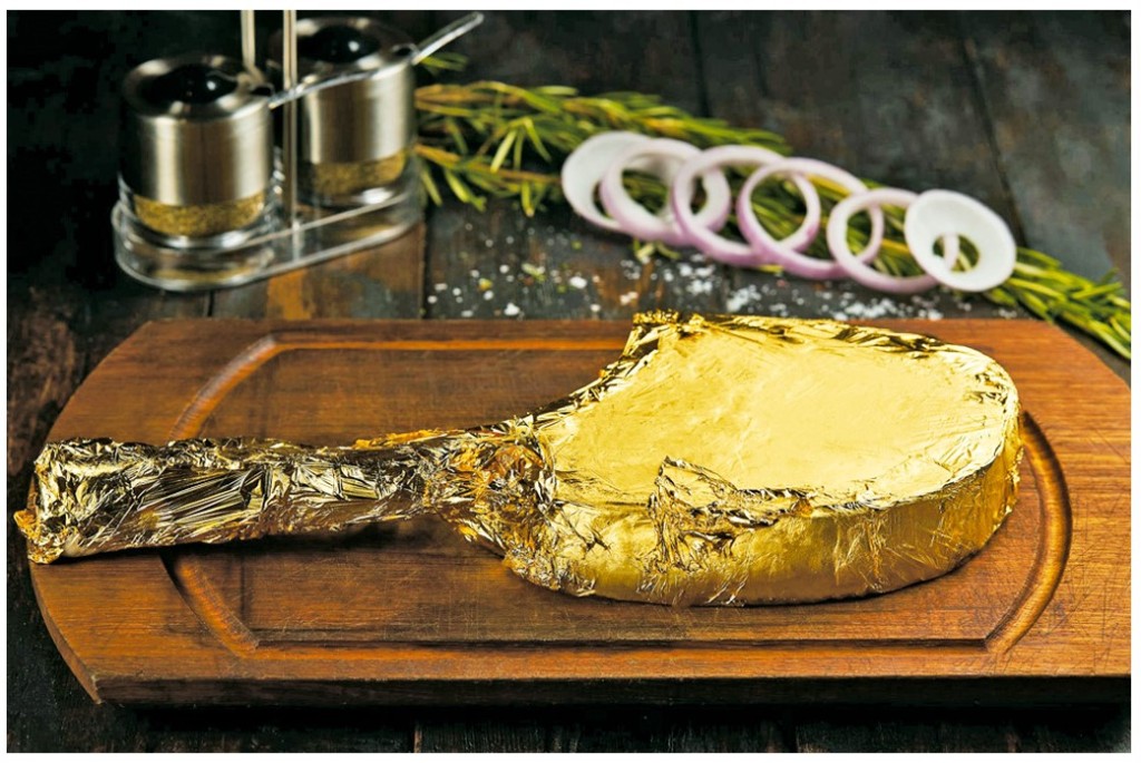 Nusr-Et主打高端牛排和奢華用餐體驗,當中的天價餐牌成為話題之一,一份鍍金牛排售價高達數千美元。 Nusr-Et主打高端牛排和奢華用餐體驗,當中的天價餐牌成為話題之一,一份鍍金牛排售價高達數千美元。