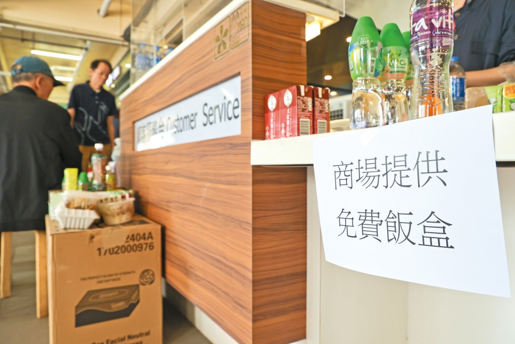 商界全力支援災民，提供食品以至金錢援助。