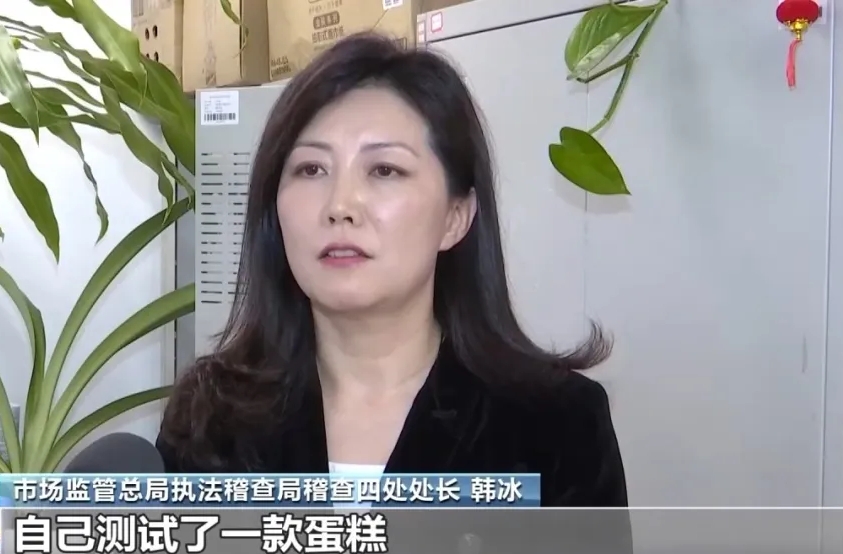 市監局人員「放蛇」測試買了一款蛋糕。央視截圖