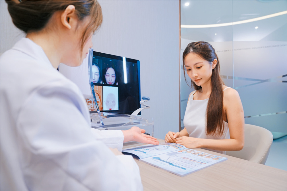 諮詢過程中，專業團隊細心了解顧客肌膚需要，提供個人化的醫美方案，體現品牌貼心理念。