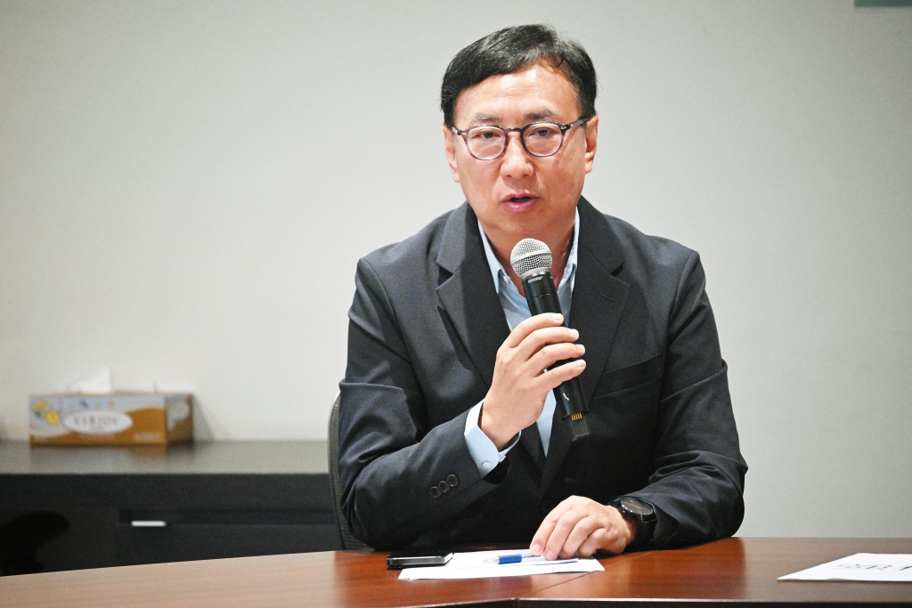 狄志遠指雖然出現回流潮,「但學校別想着有學生回流,可以解決收生困難問題。」 狄志遠指雖然出現回流潮,「但學校別想着有學生回流,可以解決收生困難問題。」
