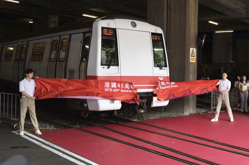 列車昨午於彩虹站展開首航旅程。 列車昨午於彩虹站展開首航旅程。