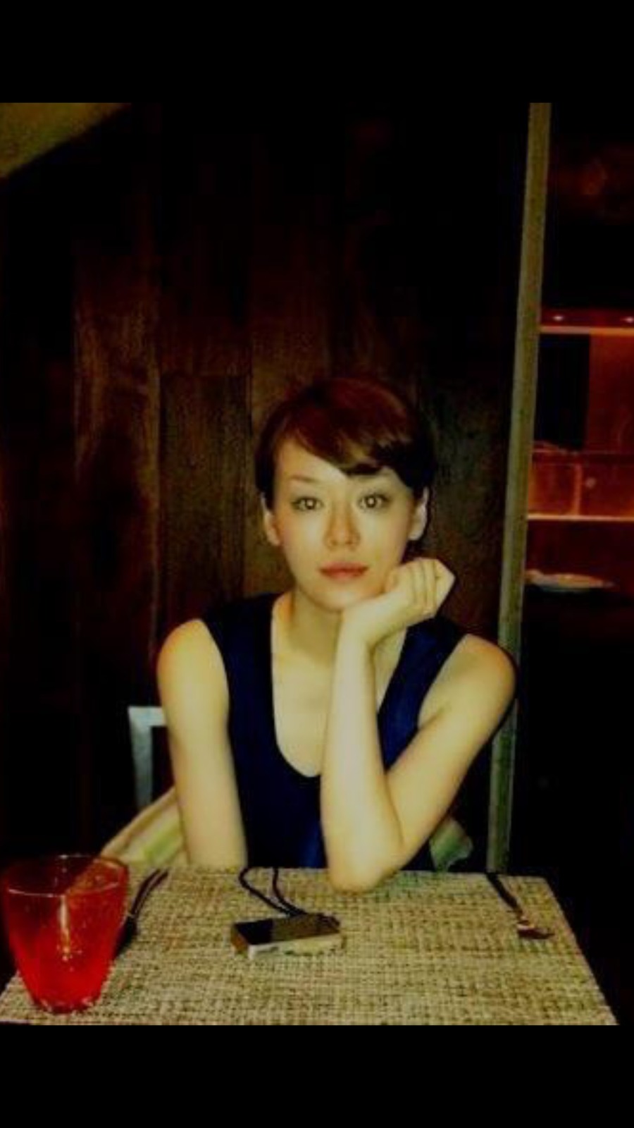 本來樣貌清純的Eline，當上許仕仁小三後，常出入高級餐廳並以性感裝束打扮。