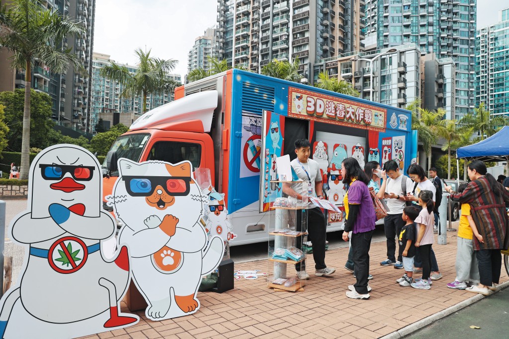 警方的禁毒宣傳車會在本港多個地區行走。