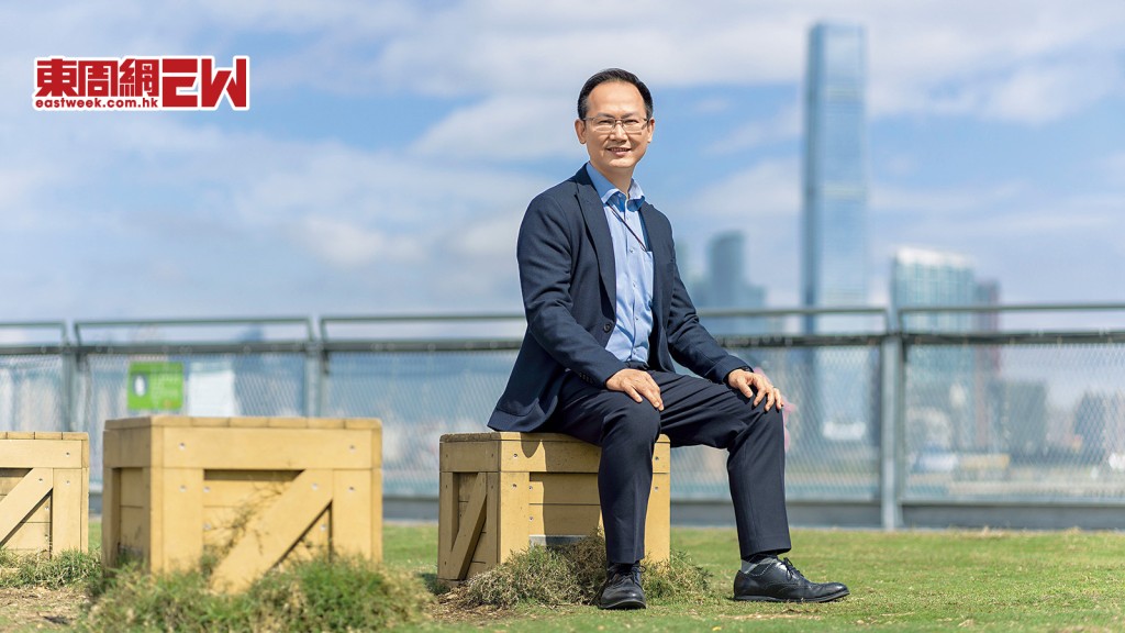 陳學鋒相信團體的利益更勝個人,加入區議會後亦擔當議會建制派的協調者,這種風格延續至今。