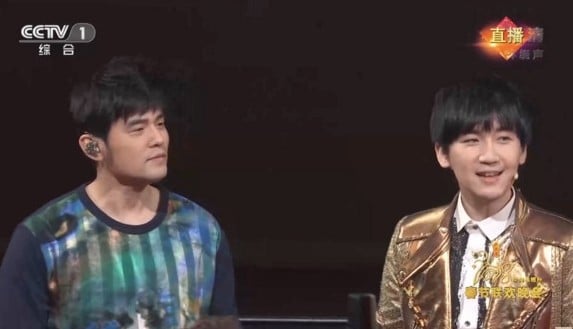 蔡威澤曾為周杰倫旅遊節目《周遊記》主持之一,當時關係友好。 蔡威澤曾為周杰倫旅遊節目《周遊記》主持之一,當時關係友好。