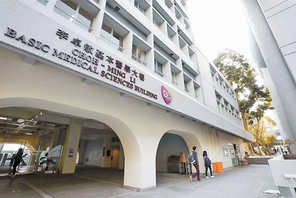 繼中大醫學院今年將增聘三十三個教授級職位並在全球請人後,港大醫學院亦在全球招聘頂尖學者,目標增聘一百四十名國際教研人才。 繼中大醫學院今年將增聘三十三個教授級職位並在全球請人後,港大醫學院亦在全球招聘頂尖學者,目標增聘一百四十名國際教研人才。