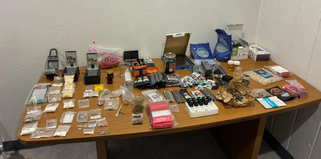 警方在多個營地搜到不同種類的毒品。