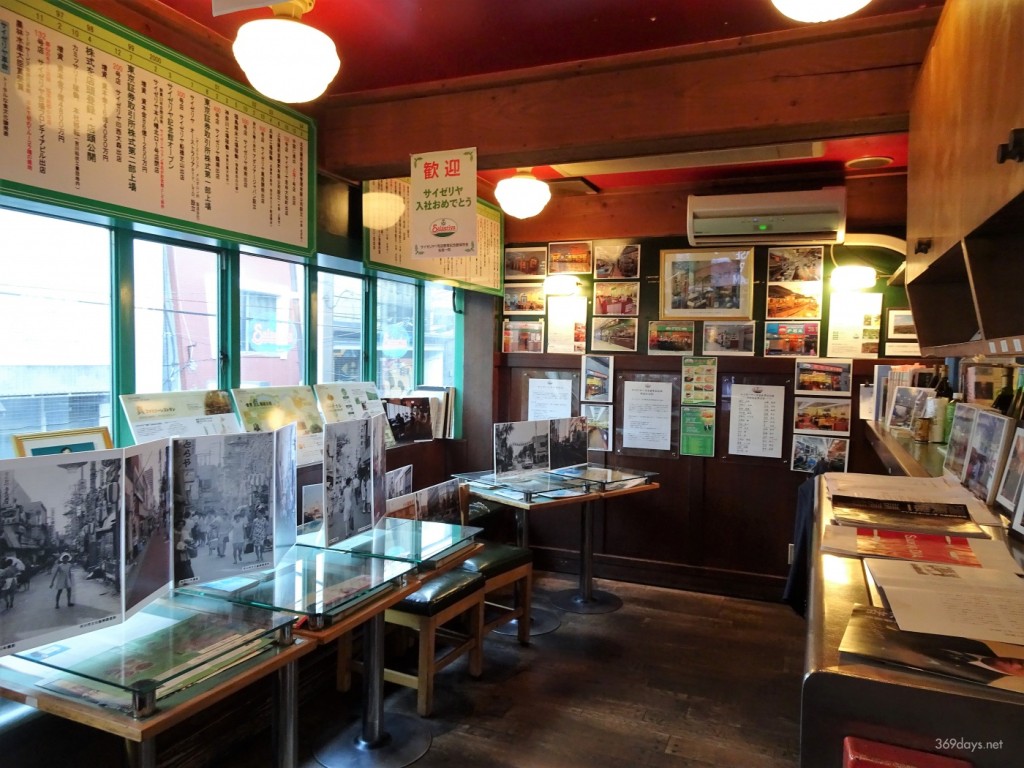 一九六七年,正垣泰彥在日本千葉縣開了一家西餐廳,後來因食客糾紛,整間店被燒毀,原址現為「薩莉亞第一店紀念館」,用於記錄「薩莉亞」的歷史。 一九六七年,正垣泰彥在日本千葉縣開了一家西餐廳,後來因食客糾紛,整間店被燒毀,原址現為「薩莉亞第一店紀念館」,用於記錄「薩莉亞」的歷史。