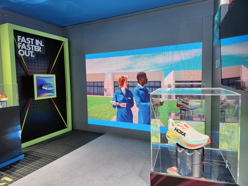 FLYLAB 設三大體驗專區,包括 Heart of HOKA 故事牆、創新產品研究室及專業足測體驗區。 FLYLAB 設三大體驗專區,包括 Heart of HOKA 故事牆、創新產品研究室及專業足測體驗區。