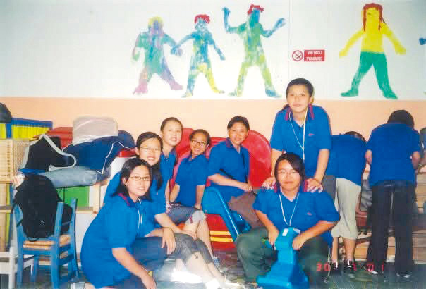 中學時期隨香港兒童合唱團赴海外演出,為葉詠媛(左四)的人生埋下種子。 中學時期隨香港兒童合唱團赴海外演出,為葉詠媛(左四)的人生埋下種子。