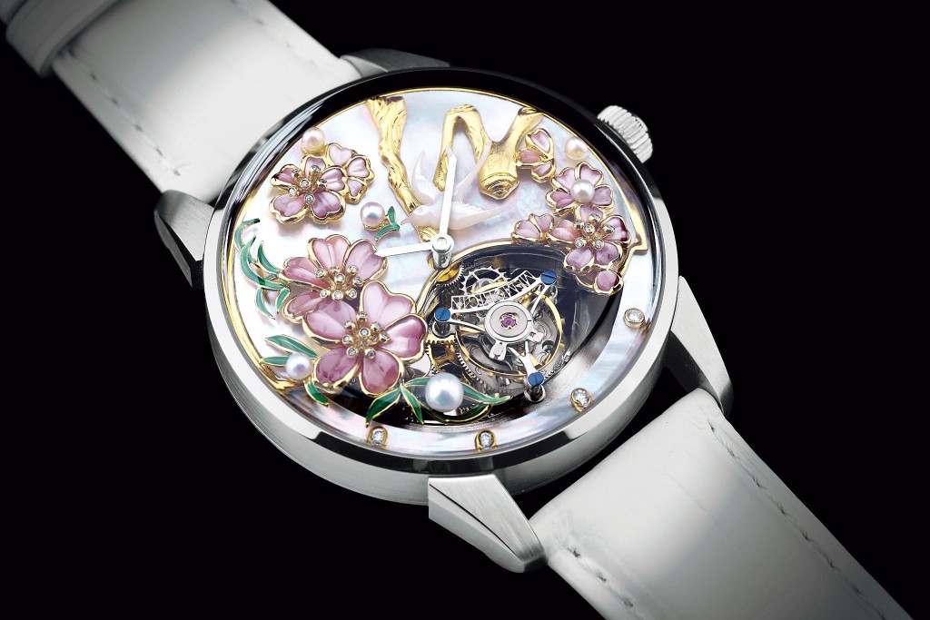 余嫿去年再度跟名表萬希泉合作，設計「桃花燕遇」陀飛輪腕表。