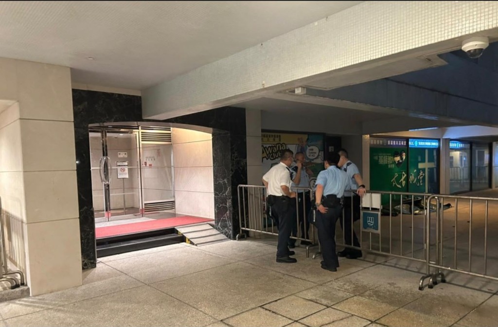 警方到現場調查。 警方到現場調查。