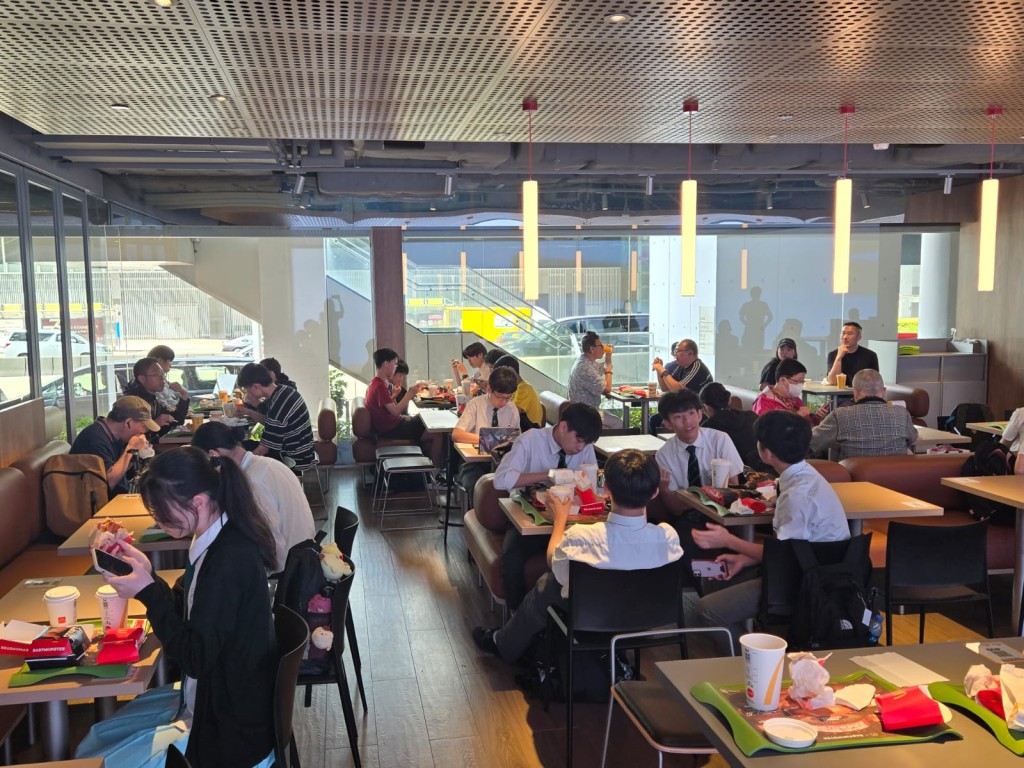 金鐘海富麥當勞旗艦店較以往增加 30%的用餐空間,帶來更寬敞、更舒適的用餐體驗。 金鐘海富麥當勞旗艦店較以往增加 30%的用餐空間,帶來更寬敞、更舒適的用餐體驗。