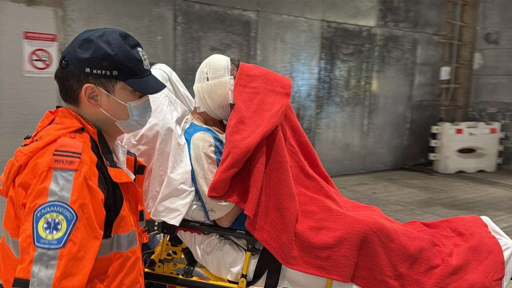  救人的工友耳部受傷清醒，亦被送往聯合醫院救治