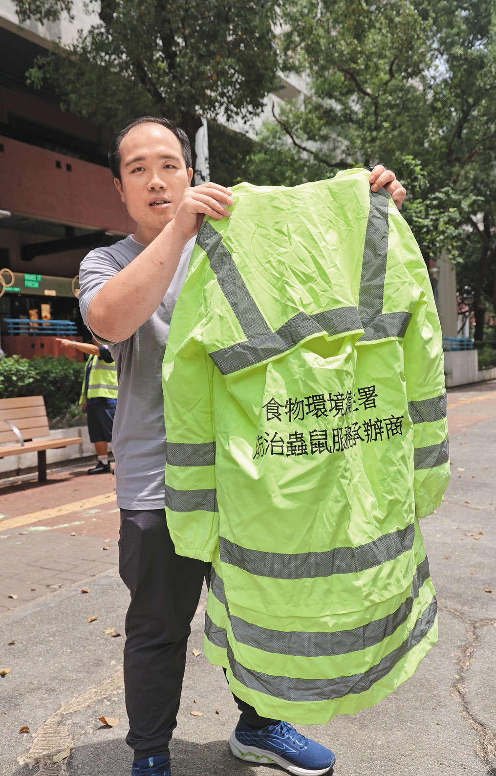 顏烈洲收到不少投訴，指雨衣滲水，以及設計過長阻礙工作的問題。