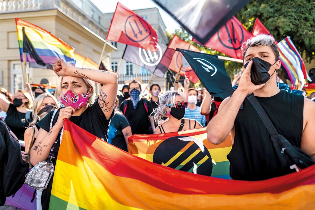 納夫羅茨基的選戰策略聚焦於「價值觀戰爭」,公開批評LGBT運動、反對墮胎自由。 納夫羅茨基的選戰策略聚焦於「價值觀戰爭」,公開批評LGBT運動、反對墮胎自由。