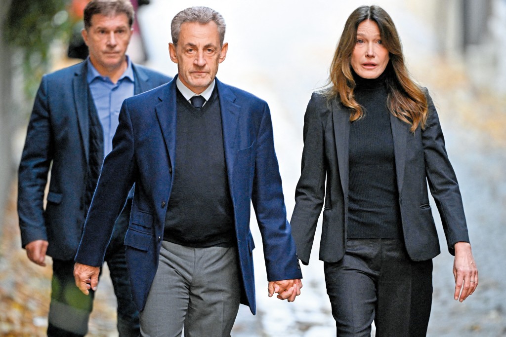 法國前總統薩爾科齊攜着妻子布魯尼的手離開家門,前往監獄服刑,卻堅持自己是無辜的人。 法國前總統薩爾科齊攜着妻子布魯尼的手離開家門,前往監獄服刑,卻堅持自己是無辜的人。