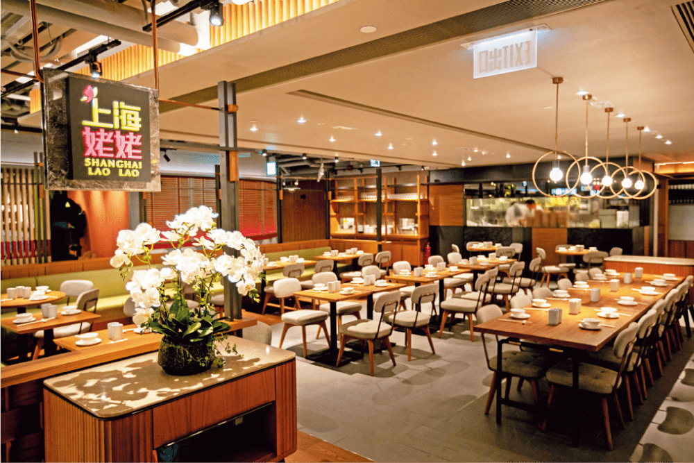 上海姥姥的分店環境雅致舒適，採用開放式廚房設計，讓客人能近距離欣賞美食的製作過程。