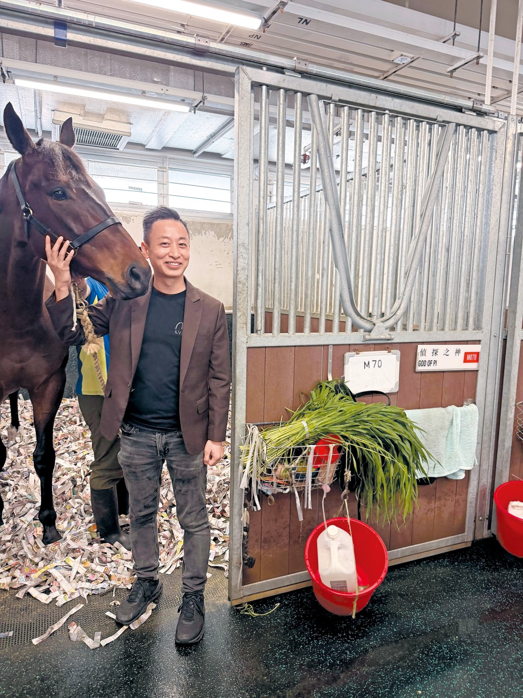 何國光與獨資的愛駒「偵探之神」合照。