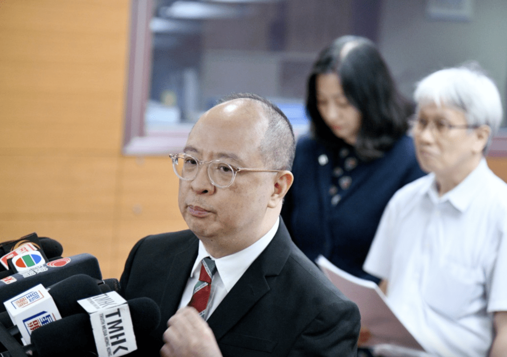 管理局主席梁憲孫周一向傳媒講解事件。  