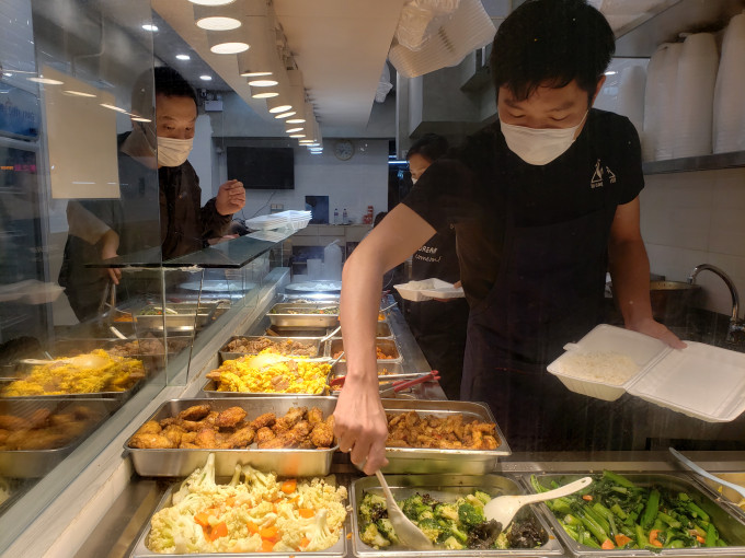 香港經濟並未下行:版主Andrew表示,香港經濟並非如網民所述呈現下行趨勢,只是增長較為緩慢。 香港經濟並未下行:版主Andrew表示,香港經濟並非如網民所述呈現下行趨勢,只是增長較為緩慢。