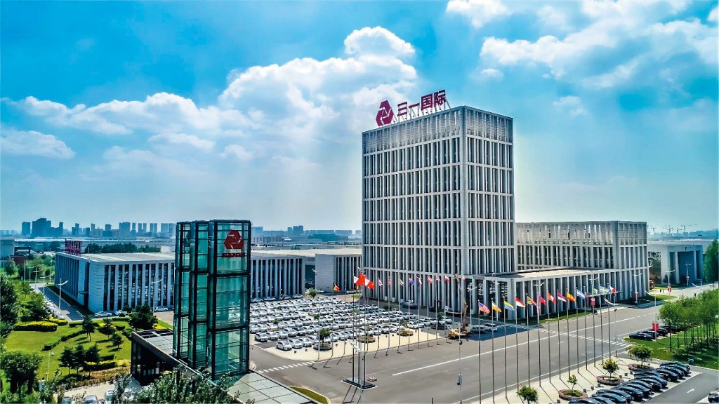 三一系其中一間上市公司為港股三一國際，由梁穩根獨子梁在中擔任董事長。