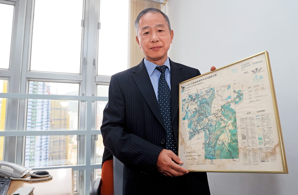 早在八十年代,李偉鵬已經手繪地圖,如今仍放在辦公室。 早在八十年代,李偉鵬已經手繪地圖,如今仍放在辦公室。