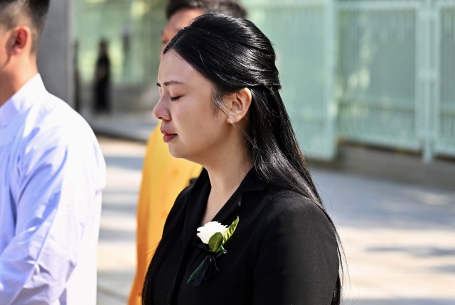 未婚妻kiki在何偉豪葬禮上哭成淚人