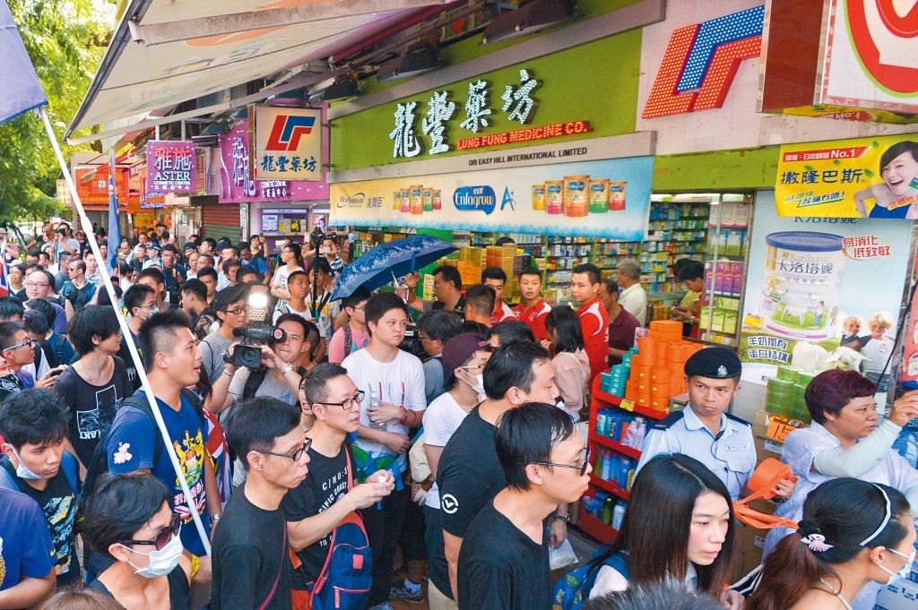 九二年開業的龍豐本是上水一間街坊藥房，後來靠自由行風生水起，單是上水石湖墟一帶就有八間分店。