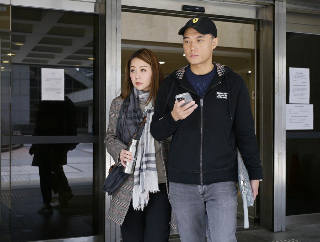 原告張韋怡 ( 左 )