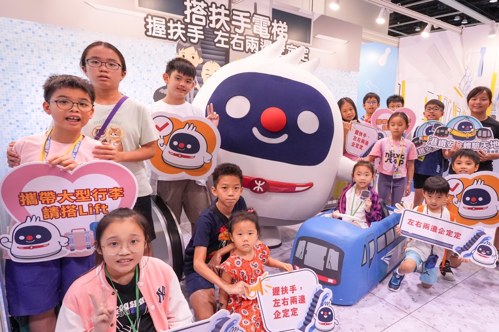 港鐵公司一直心繫社區,今年書展邀請了來自救世軍及香港小童群益會所服 務的近六十位小朋友和家長參觀港鐵的主題攤位,邊「打卡」邊學習鐵路安全知識。 港鐵公司一直心繫社區,今年書展邀請了來自救世軍及香港小童群益會所服 務的近六十位小朋友和家長參觀港鐵的主題攤位,邊「打卡」邊學習鐵路安全知識。