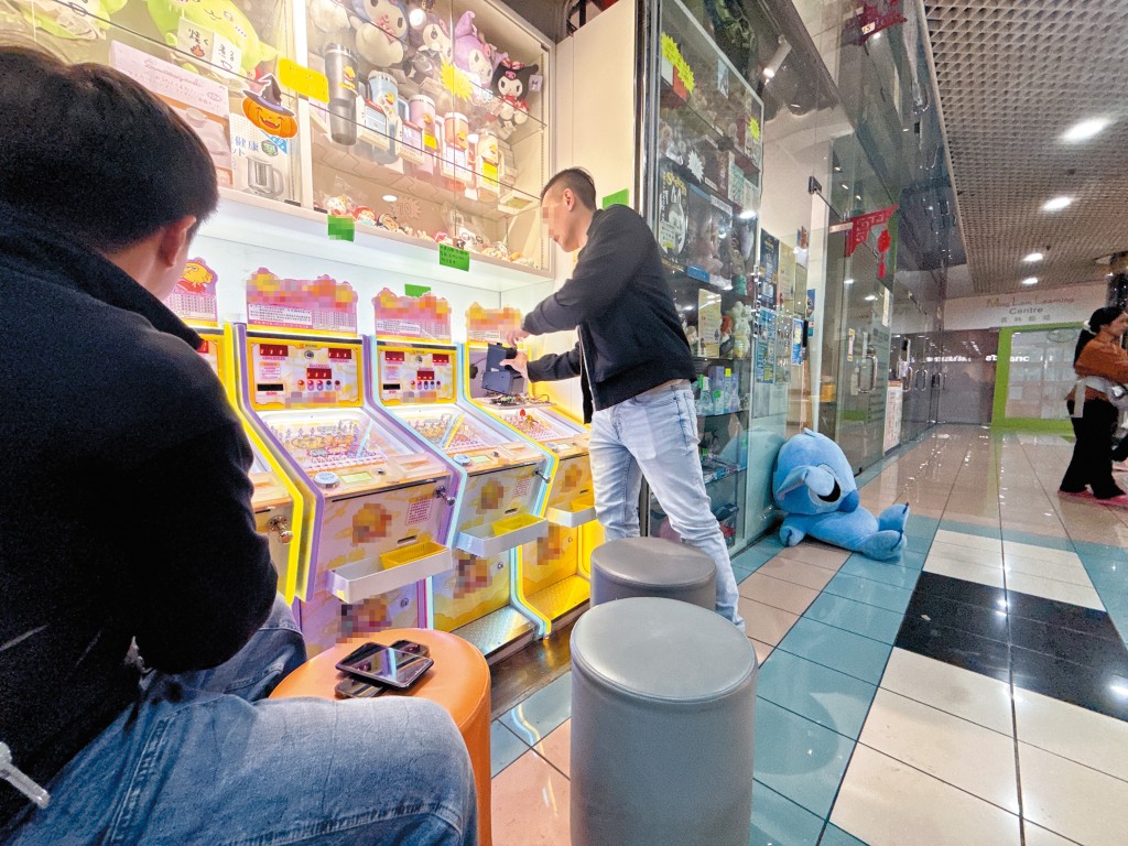 彈珠機店負責人說，機主可調校彈珠機設定。