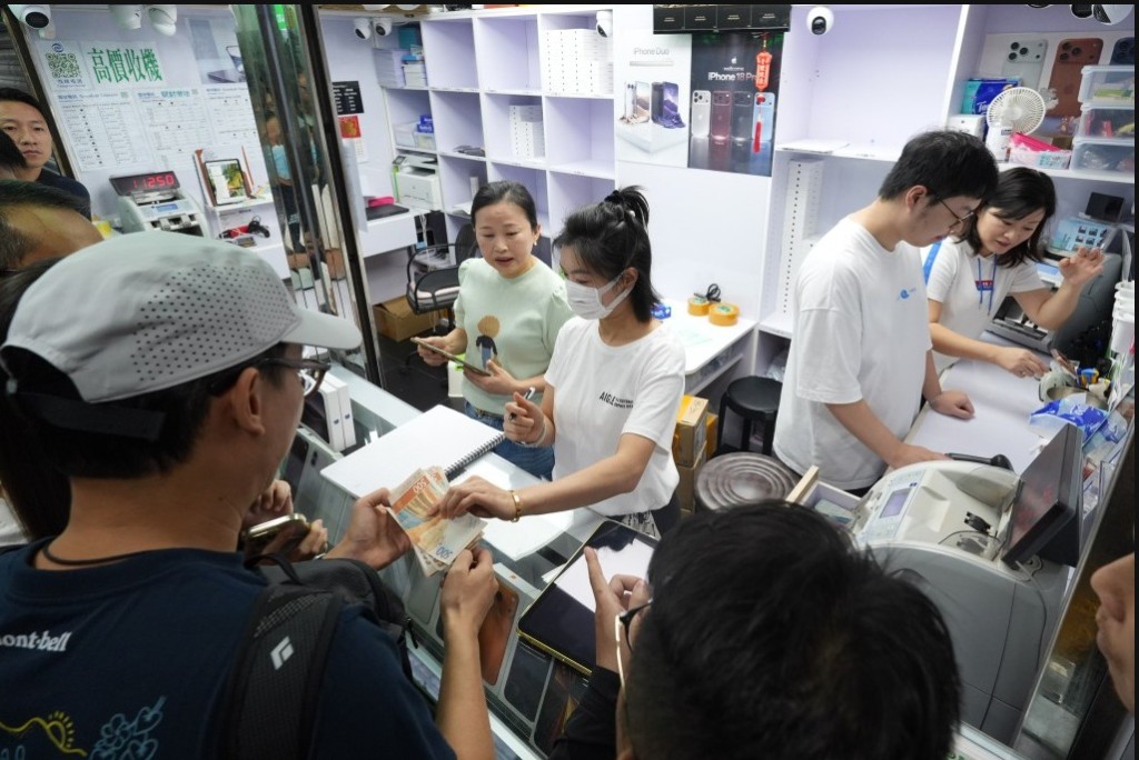 在開賣第三天，由於大容量新機供不應求，大容量新機回收價急升。