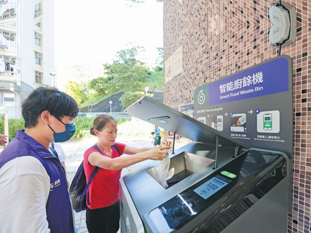 隨着智能廚餘回收桶在住宅範圍普及，市民開始自行分類家居廚餘。