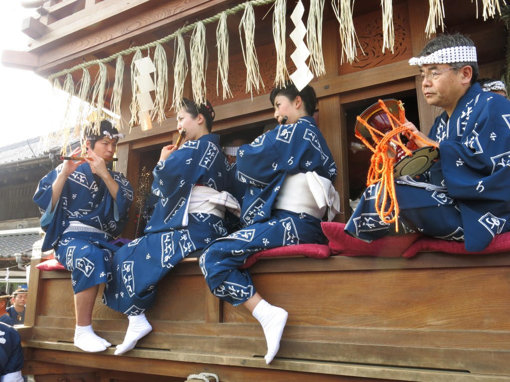 山車上方會有樂師演出位列日本三大囃子的「佐原囃子」。