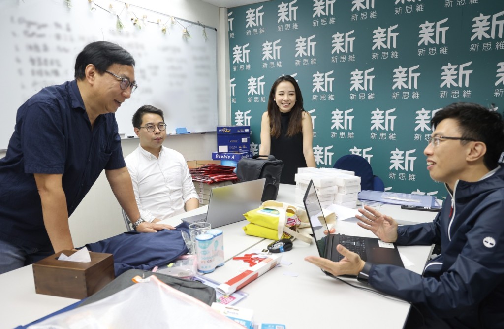 新思維主席狄志遠(左一)與副主席黃俊瑯(左二)、崔定邦(右一)以及彭意婷(右二)近期常常聚首討論時政,互相激發新點子。 新思維主席狄志遠(左一)與副主席黃俊瑯(左二)、崔定邦(右一)以及彭意婷(右二)近期常常聚首討論時政,互相激發新點子。