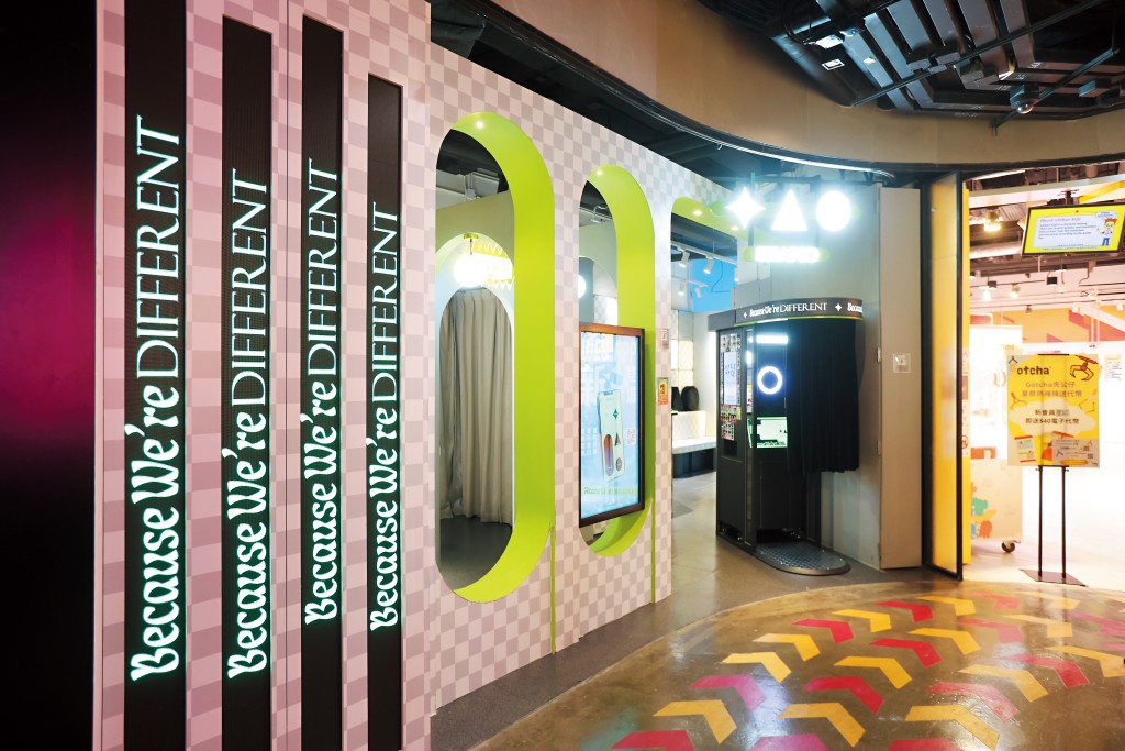 Snapio的自拍亭遍布本地各區商場，目前在港設有超過三十個據點，當中包括是旺角T.O.P mall概念店及三間無人自助店。