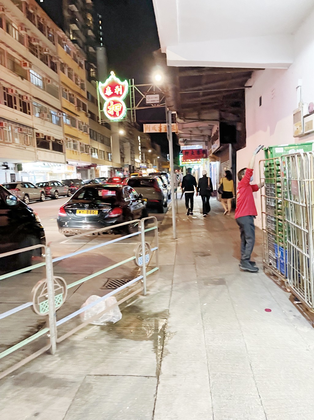 日前晚上,陳展鵬兩公婆現身九龍城搵食。當時,兩公婆除穿着情侶裝外,還全程十指緊扣,有女街坊就被他們「閃親」。 日前晚上,陳展鵬兩公婆現身九龍城搵食。當時,兩公婆除穿着情侶裝外,還全程十指緊扣,有女街坊就被他們「閃親」。