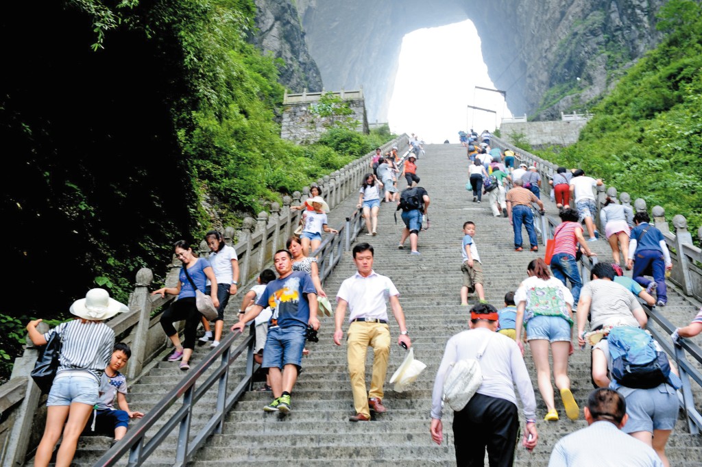 天梯本是給遊客登山之路,但卻封閉搞商業活動,被媒體指商業利益凌駕公共利益。 天梯本是給遊客登山之路,但卻封閉搞商業活動,被媒體指商業利益凌駕公共利益。