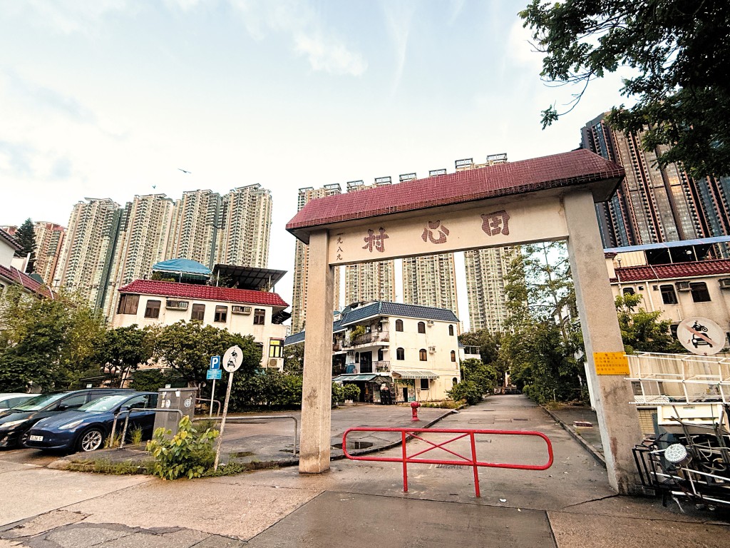 本刊翻查丘X華報住的大圍田心村住址,發現單位的女業主跟校長同樣姓謝。 本刊翻查丘X華報住的大圍田心村住址,發現單位的女業主跟校長同樣姓謝。