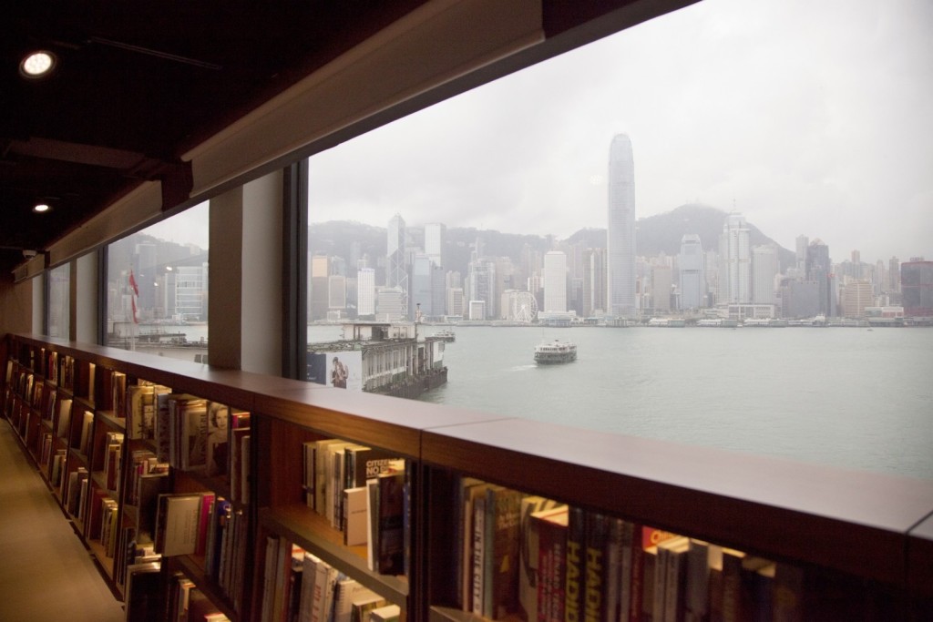 誠品生活尖沙咀店位於星光行2樓至3樓，以臨近維多利亞港海景聞名