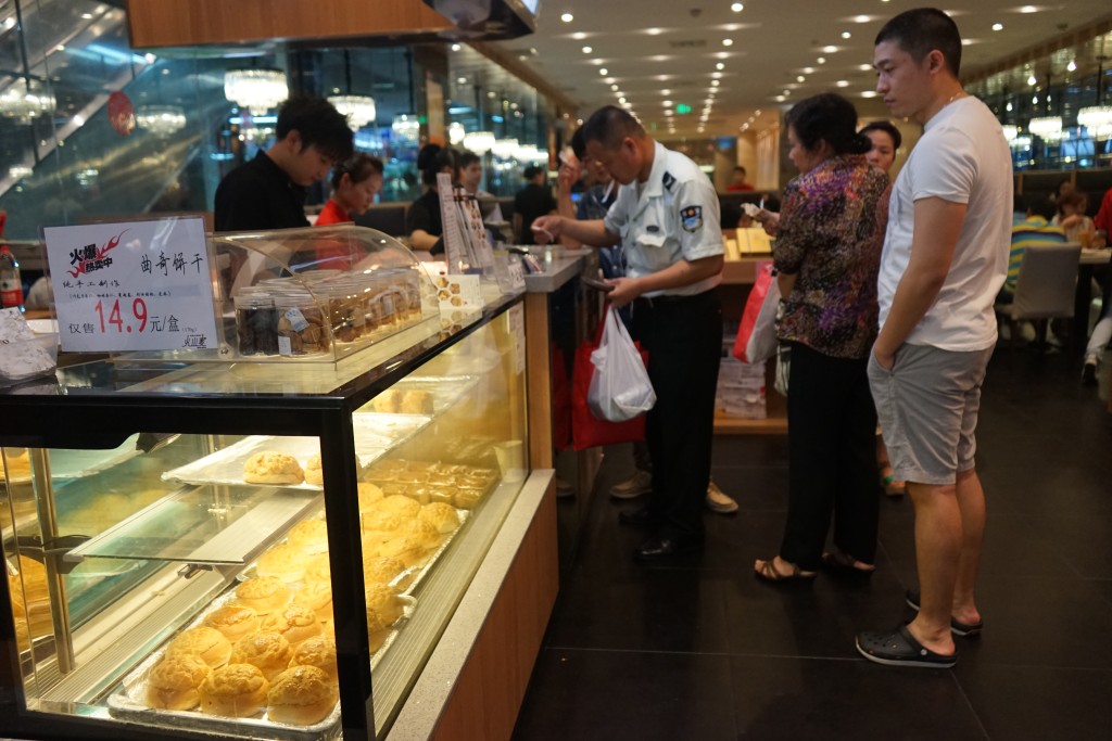 過往「港式餐飲」結合了港產片與港人生活場景，如早年港人在上海開茶餐廳，門外人龍日排夜排，對內地客有很大吸引力。