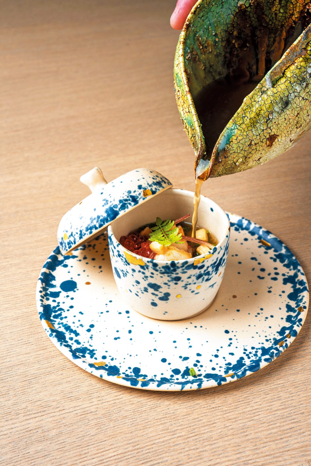 Alaskan King Crab, Corn, Iberico 將阿拉斯加皇帝蟹加入蛋漿中製成蒸蛋，散發煙燻日本甜粟米及黑伊比利亞豬清湯的香氣。