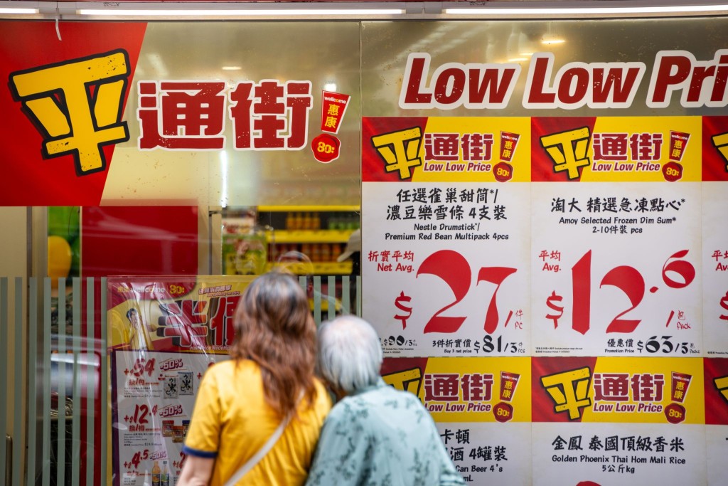 貝思哲早前指，香港零售業正面臨多重挑戰，包括遊客消費減少，以及港人傾向北上內地或海外消費DFI指，近期惠康的銷售量有所回升，反映港人逐漸減少從內地攜帶雜貨回港。