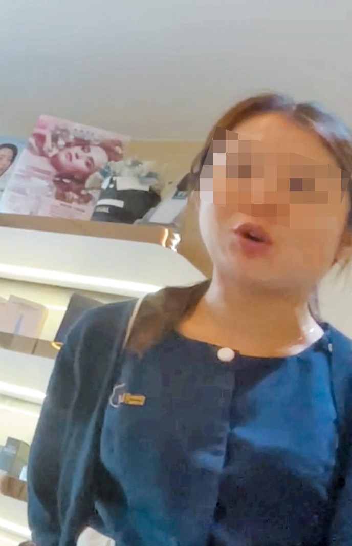 位於新界區的美容中心職員，向記者推銷Re2O針劑療程，形容針劑成分是人體膠原蛋白，隻字未有提「屍皮」、「遺體」等字眼。