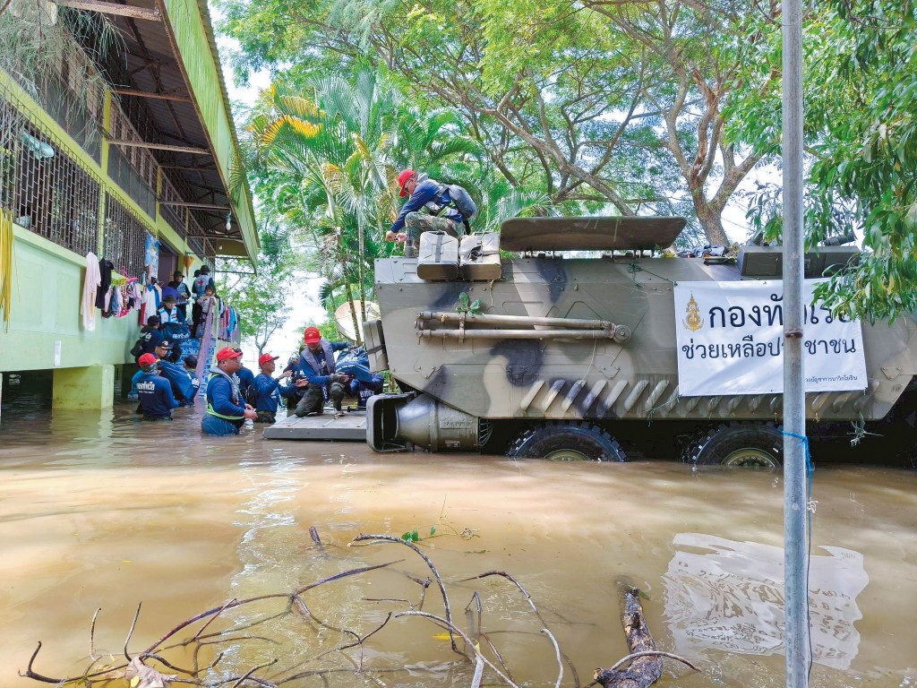 泰國軍方出動裝甲車協助疏散被洪水圍困的災民。