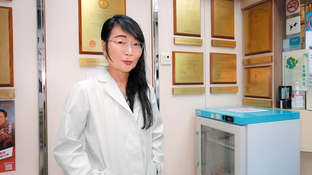 關嘉美表示在陰道或陰部位置進行注射,過程很難消毒,若有細菌入血,可導致敗血症造成器官衰竭,嚴重可致死亡。 關嘉美表示在陰道或陰部位置進行注射,過程很難消毒,若有細菌入血,可導致敗血症造成器官衰竭,嚴重可致死亡。